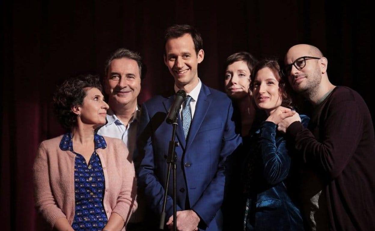 Los protagonistas de 'El brindis'. 