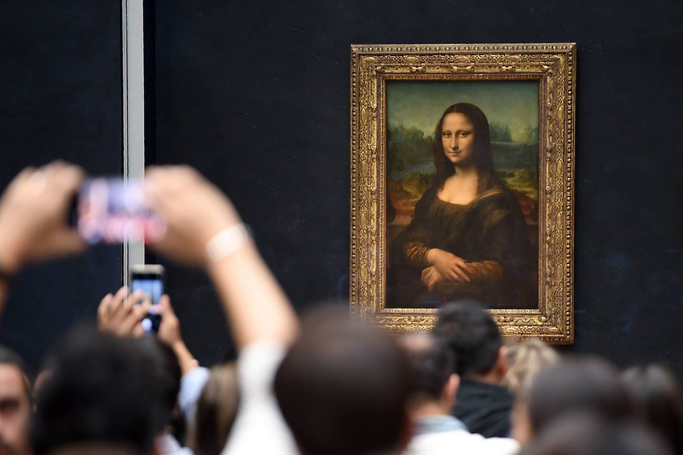 Un grupo de turistas contempla el cuadro 'La Gioconda' en el museo del Louvre.