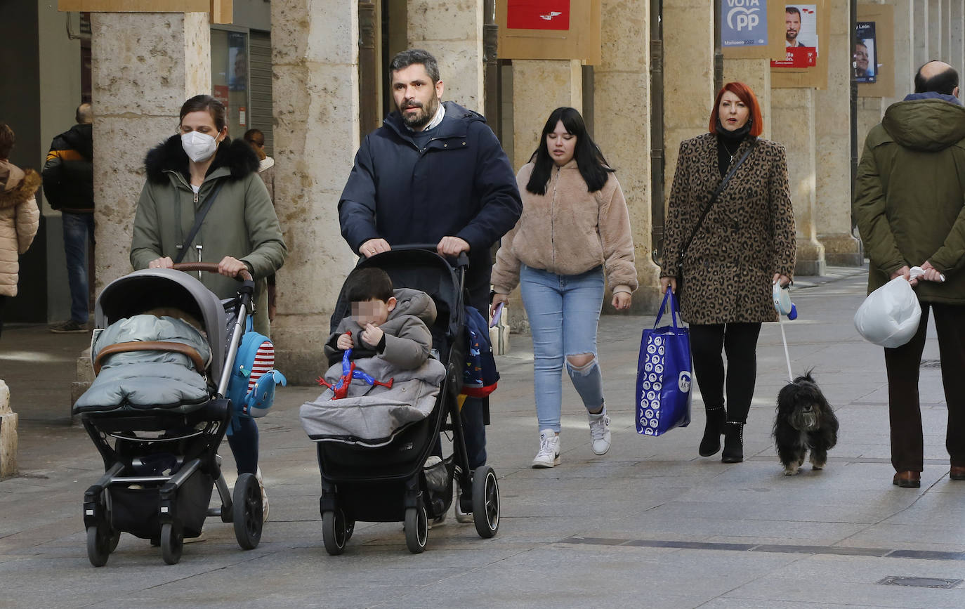 Varias personas caminan a mediodía de este jueves por la Calle Mayor de Palencia. 