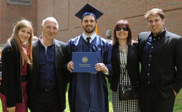 Raúl en su graduación en West Virginia. 