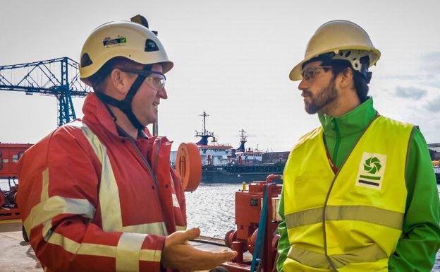 Raúl en su puesto de trabajo en el puerto de Amberes. 