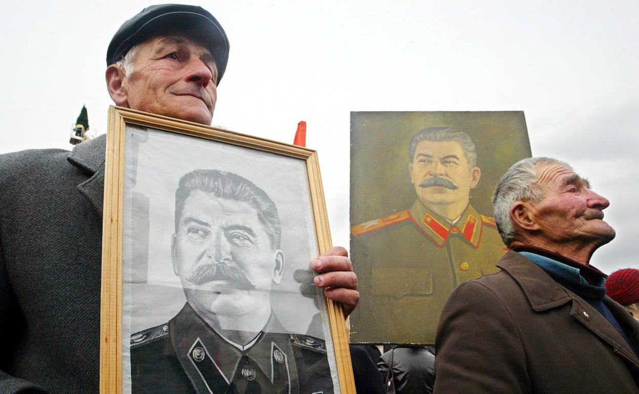 Nostálgicos de la era comunista portan retratos de Stalin en Gori, su localidad natal, en el 127 aniversario del nacimiento del dictador soviético, en 2006. 