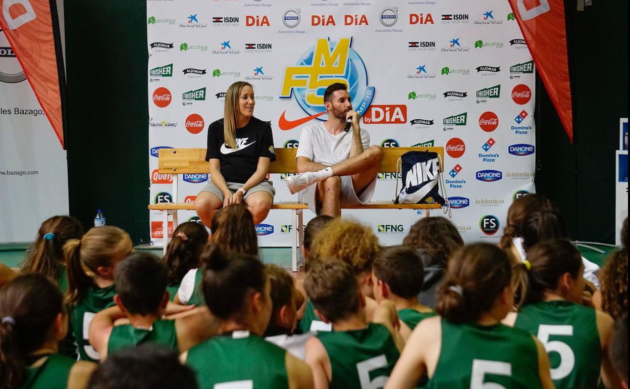 Marta Fernández, junto a su hermano Rudy, durante la visita que el jugador del Real Madrid realizó al campus de Carbajosa en 2019