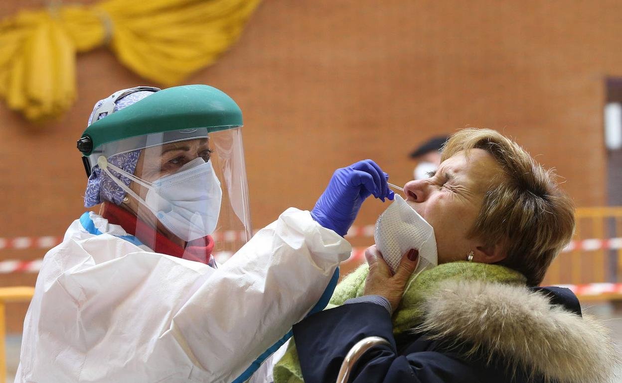 Los contagios vuelven a bajar en Salamanca hasta 416, pero no cesa la sangría de fallecidos con cuatro mas