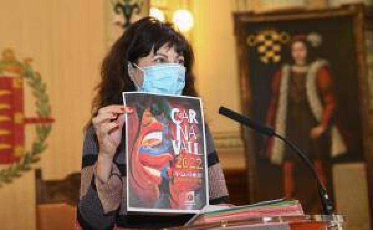 La concejal de Cultura Ana Redondo muestra el cartel de 'Carnavall' 2022. 