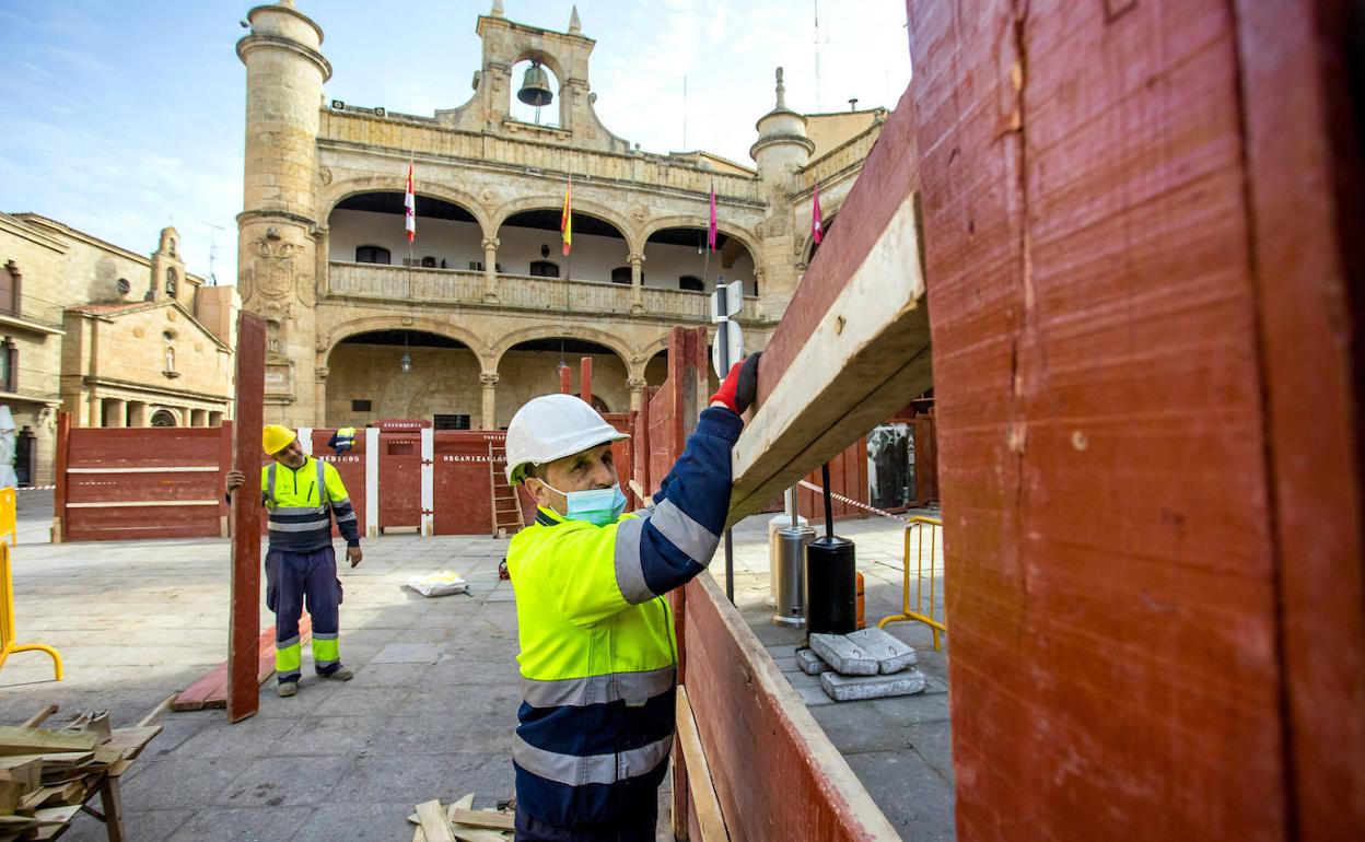 Operarios municipales comienzan a preparar la plaza de Ciudad Rodrigo para los carnavales. 