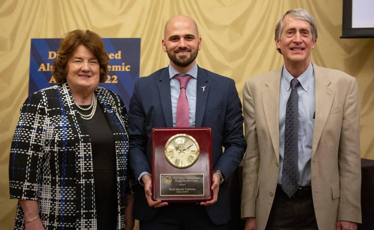 Raúl Martín Valencia el día que recibió el premio en West Virginia. 