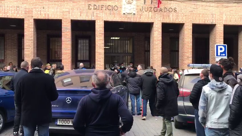 Protesta de un grupo de medinenses a las puertas de los juzgados durante el traslado de los detenidos. 