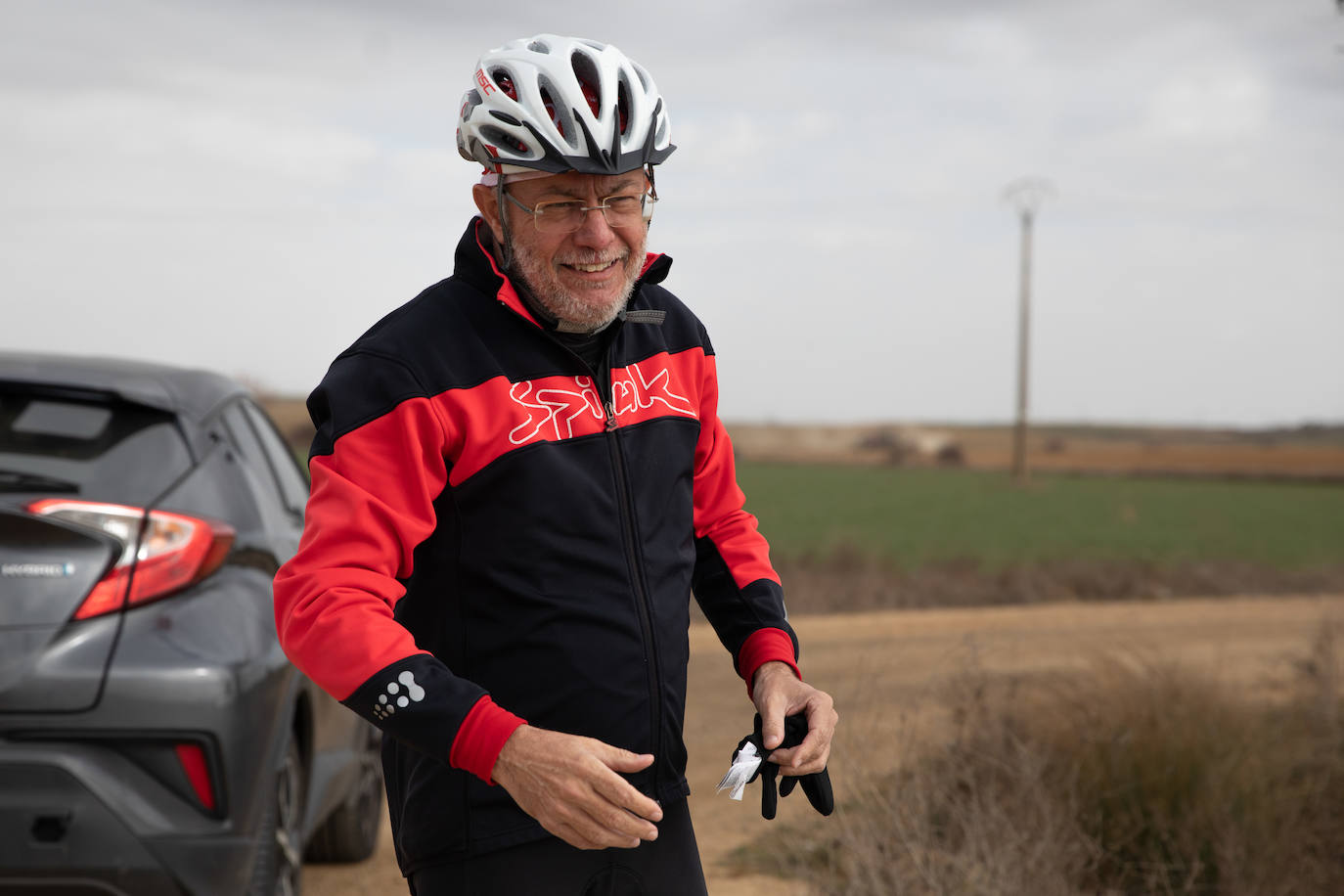 Francisco Igea se dispone a subirse a su bicicleta para hacer unos kilómetros durante la jornada de reflexión.