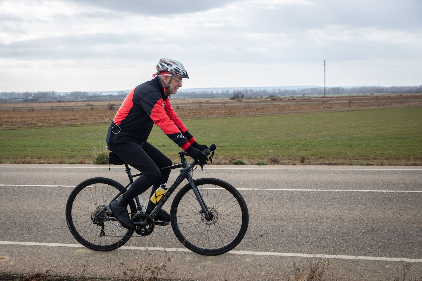 Francisco Igea pasea con su bicicleta durante la jornada de reflexión.