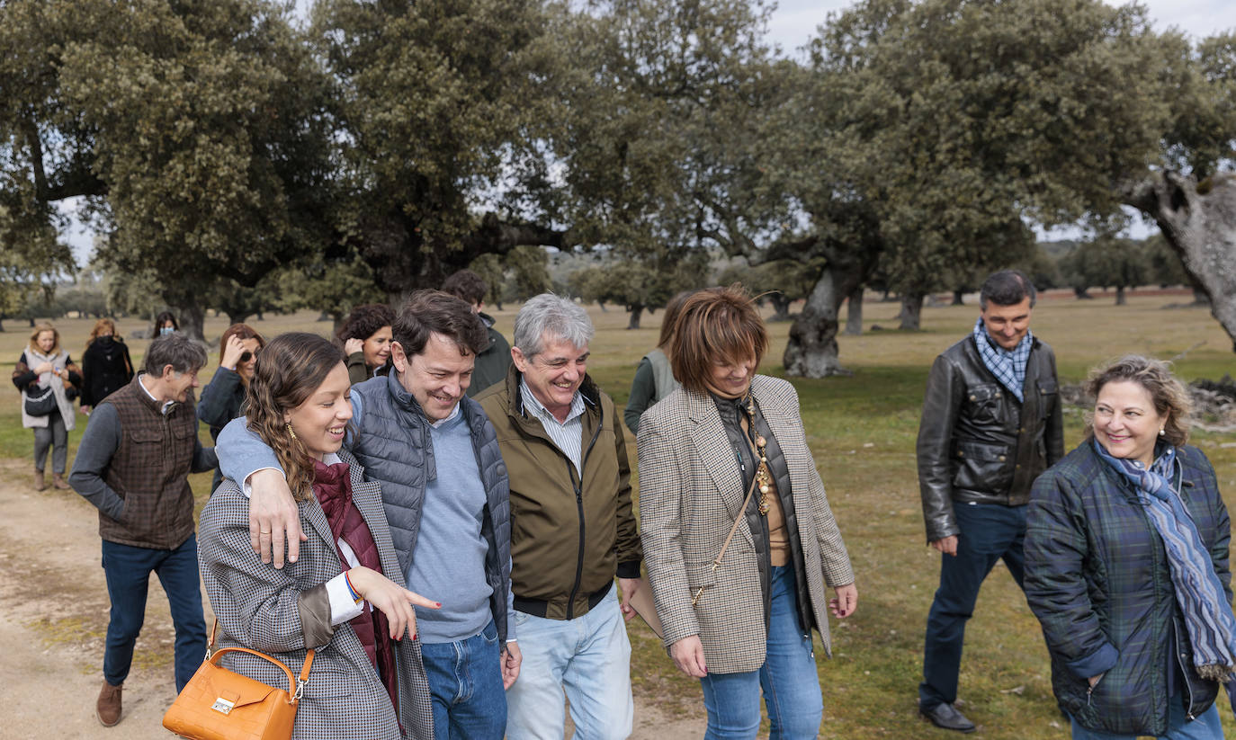 Mañueco pasea por el campo en la jornada de reflexión de las elecciones de Castilla y León.