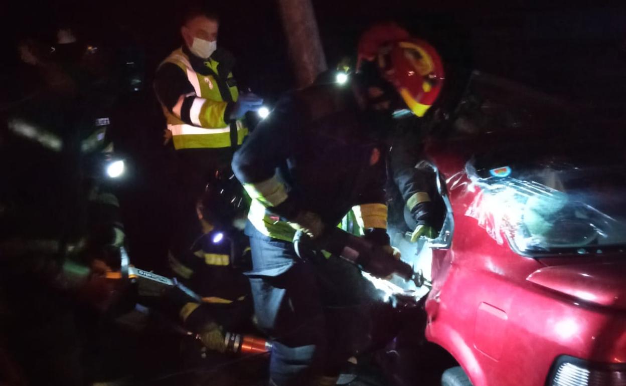 Herido grave tras chocar su choche contra una farola en Ponferrada