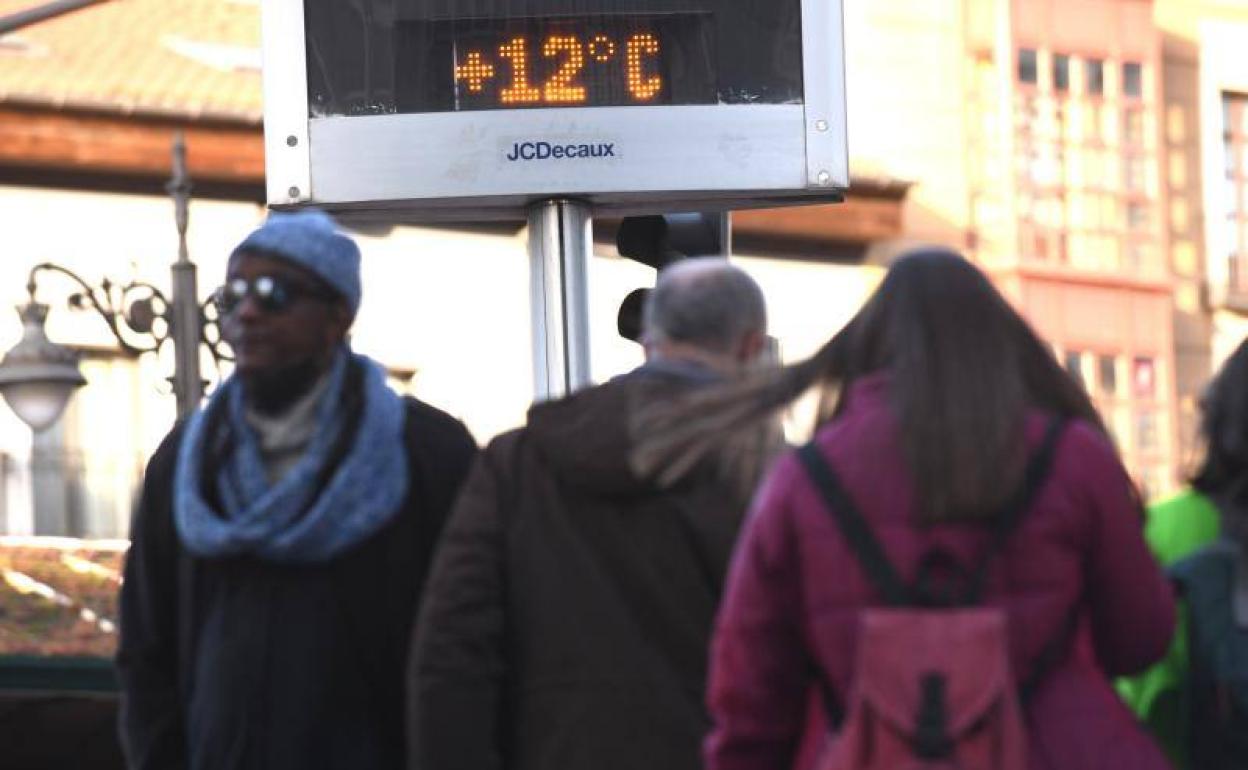 Viandantes por Valladolid a primera hora de la tarde de este viernes. 