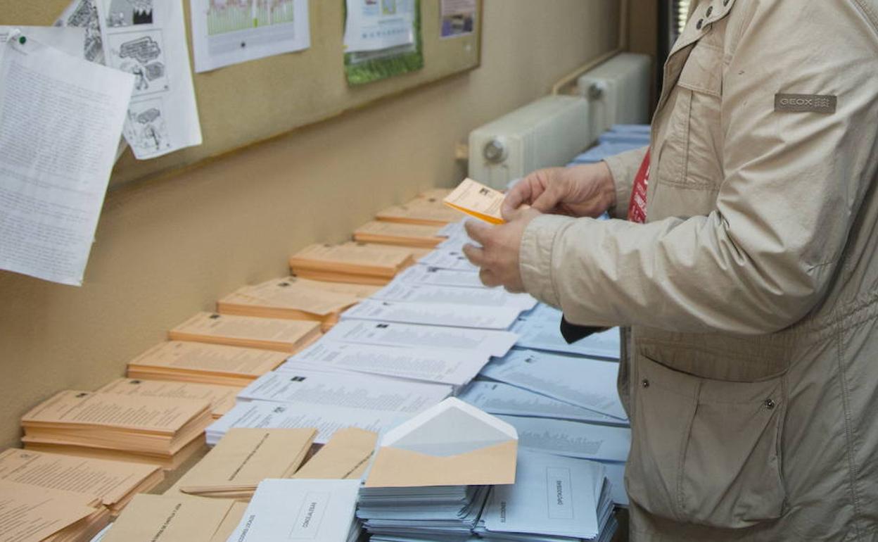 Un hombre prepara su papeleta electoral en los comicios de 2019 en Castilla y León. 