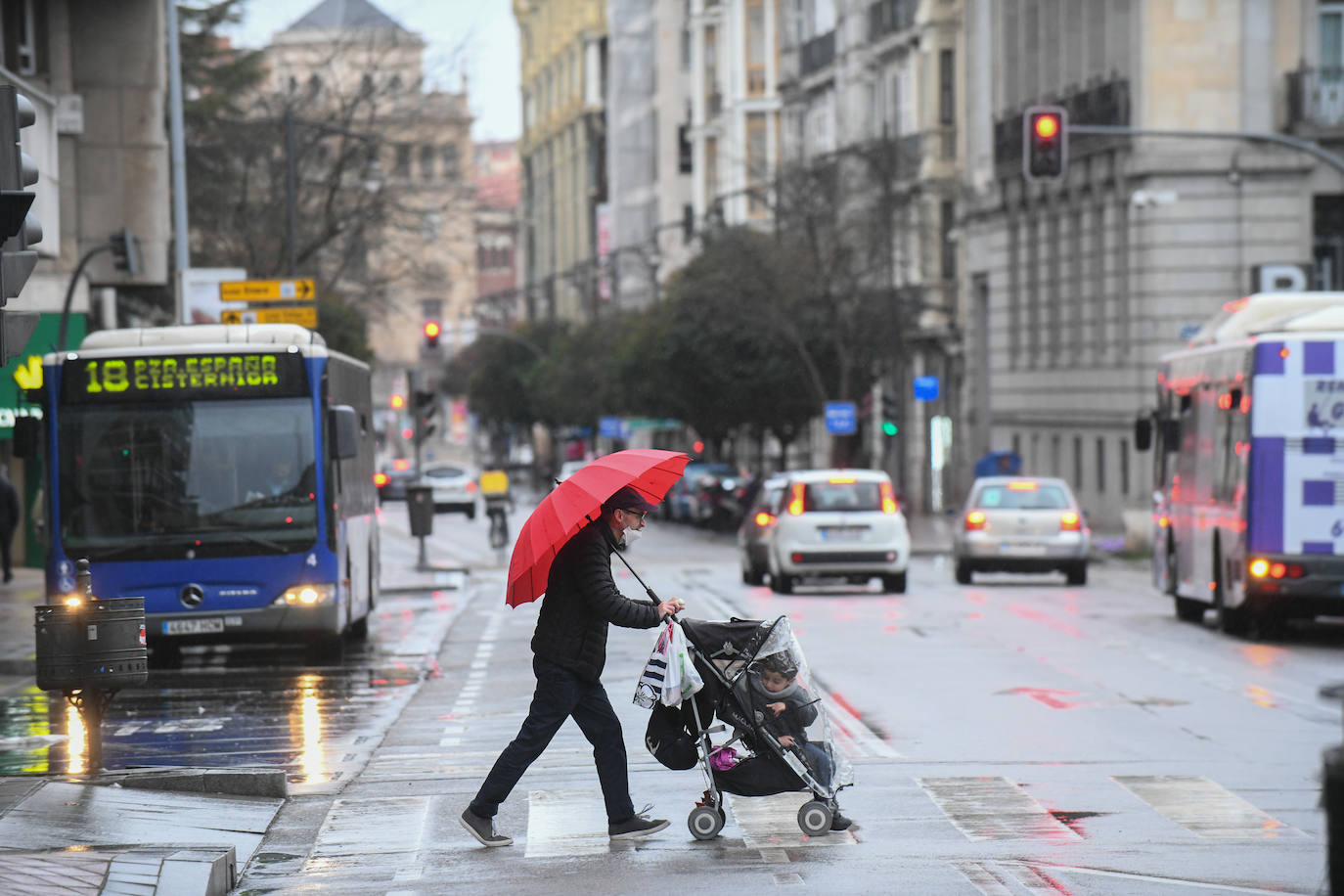 La lluvia hace su aparición durante la jornada electoral. 