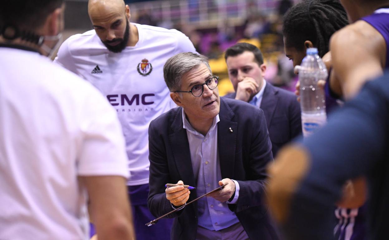 Roberto González da instrucciones en un tiempo muerto. 