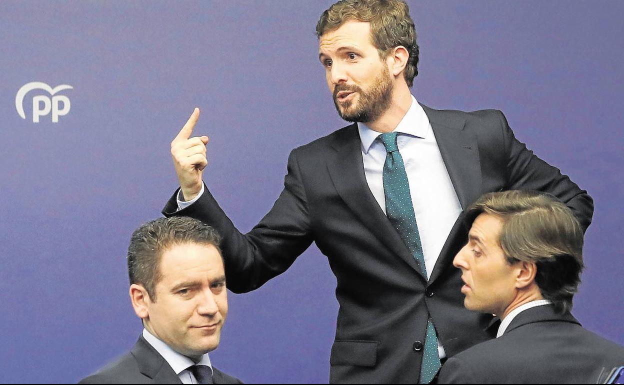 Pablo Casado (de pie), Teodoro García Egea y Pablo Montesinos, en la sede nacional del PP.