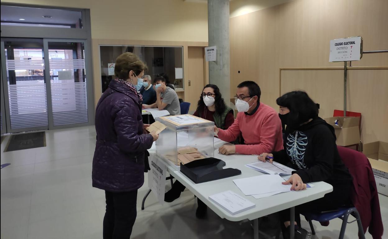 Una mujer ejerce su derecho al voto en un mesa electoral en el Colegio San José. 