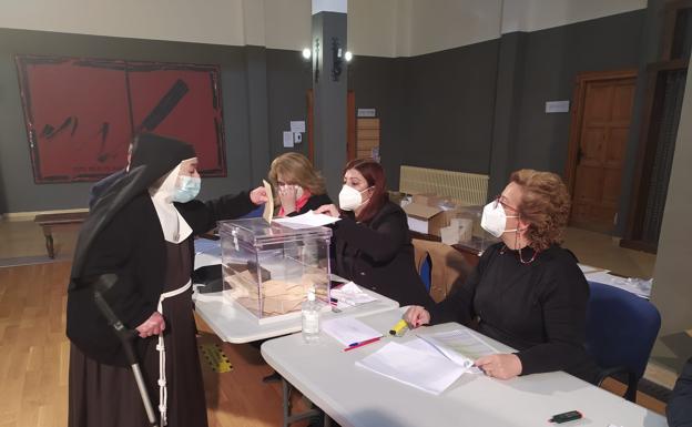 Una religiosa de las Clarisas vota en Medina de Rioseco. 