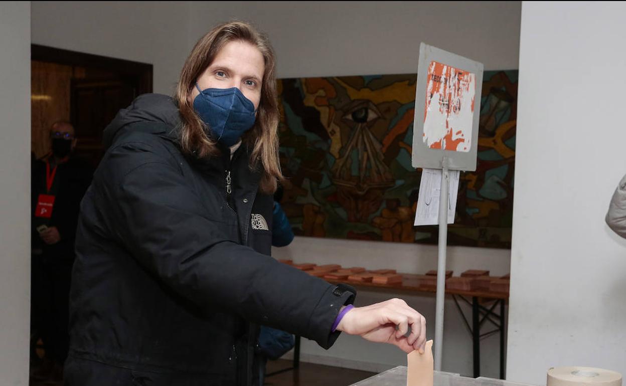 Pablo Fernández deposita su voto en León. 