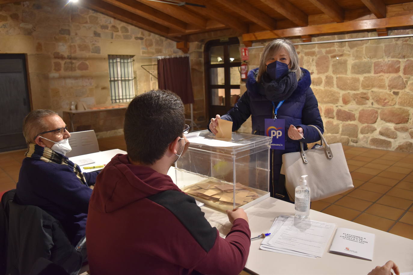 María José Ortega vota en Aguilar de Campoo. 