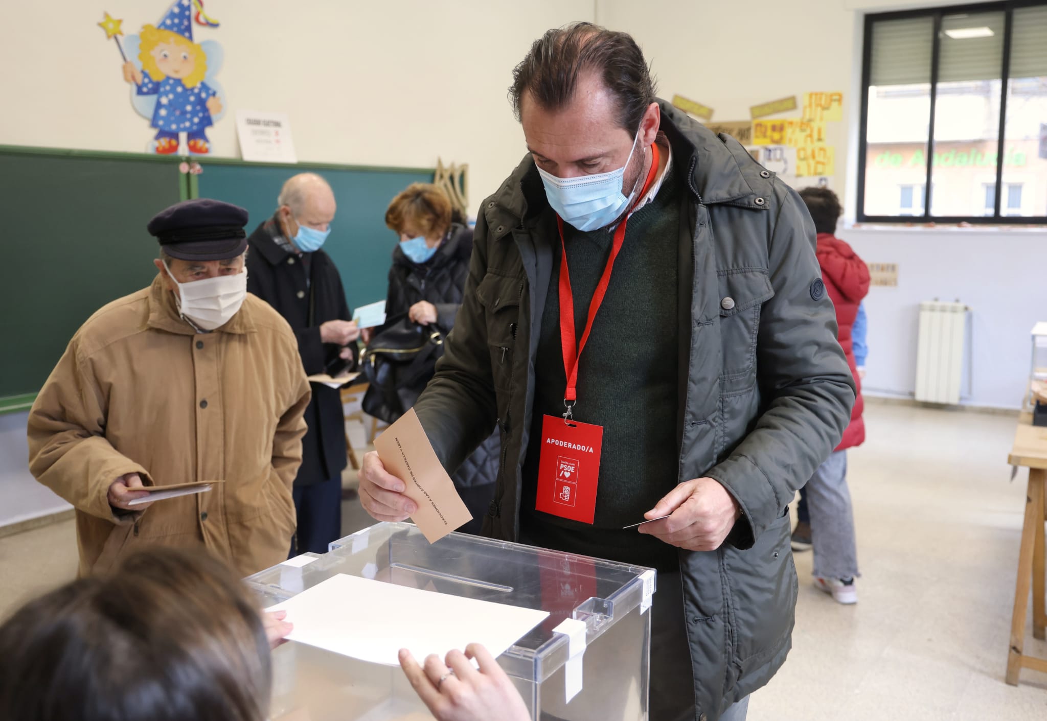 El alcalde de Valladolid deposita su voto en el colegio Ponce de León. 