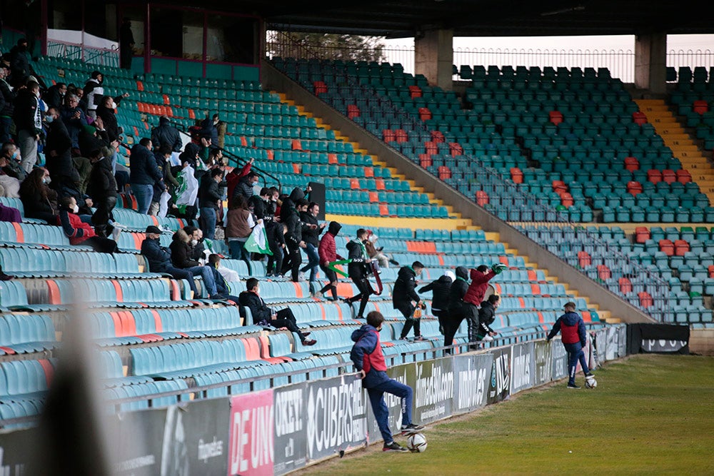 La tarde empezó con lluvia en el Helmántico y acabó con música de viento por los silbidos de la afición contra Calderón