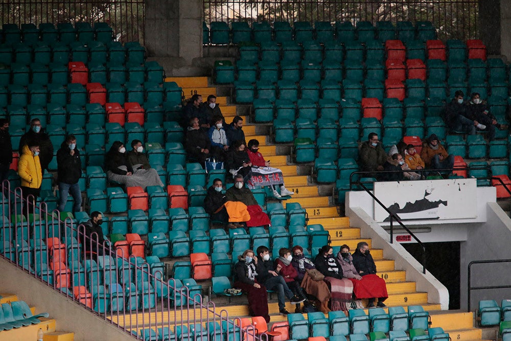 La tarde empezó con lluvia en el Helmántico y acabó con música de viento por los silbidos de la afición contra Calderón