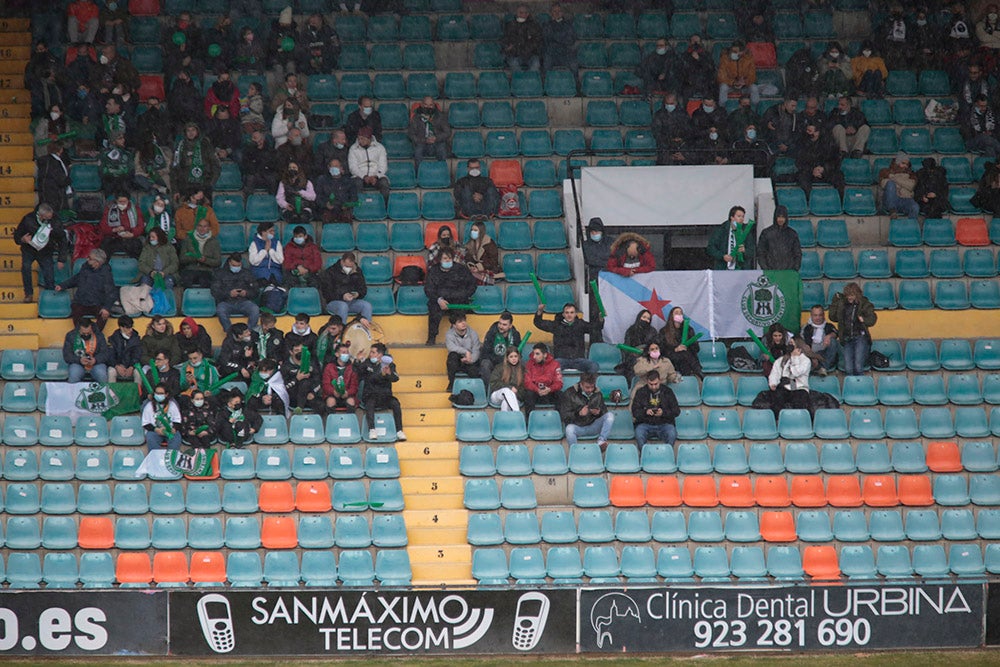 La tarde empezó con lluvia en el Helmántico y acabó con música de viento por los silbidos de la afición contra Calderón