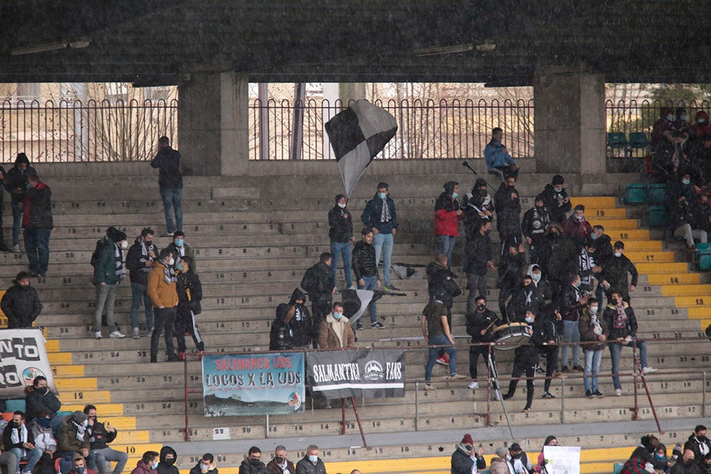 La tarde empezó con lluvia en el Helmántico y acabó con música de viento por los silbidos de la afición contra Calderón