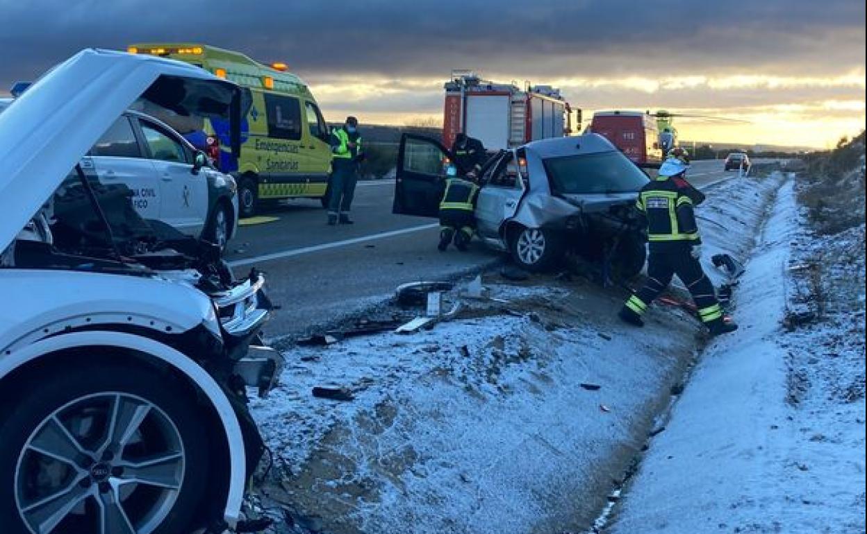 Cuatro heridos en la colisión de tres turismos en la A-6 a la altura de Combarros (León). 