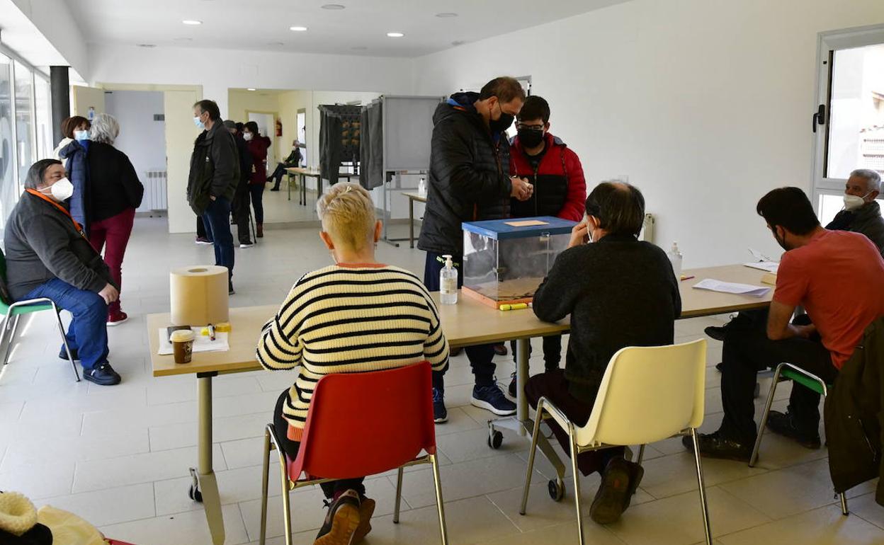 Votación en El Espinar, el pasado domingo. 