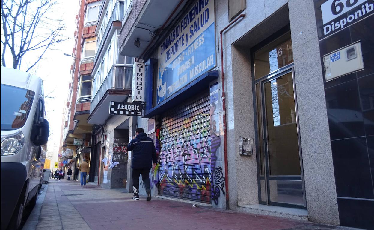 Portal del número 16 de la calle Huelgas, donde ocurrieron los hechos. 