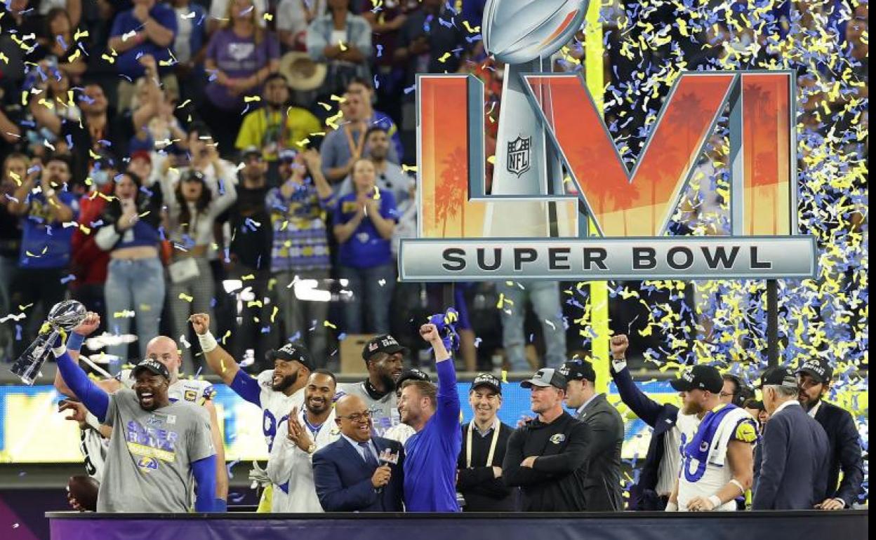 Los jugadores y el cuerpo técnico de los Rams celebran la victoria en la Super Bowl. 