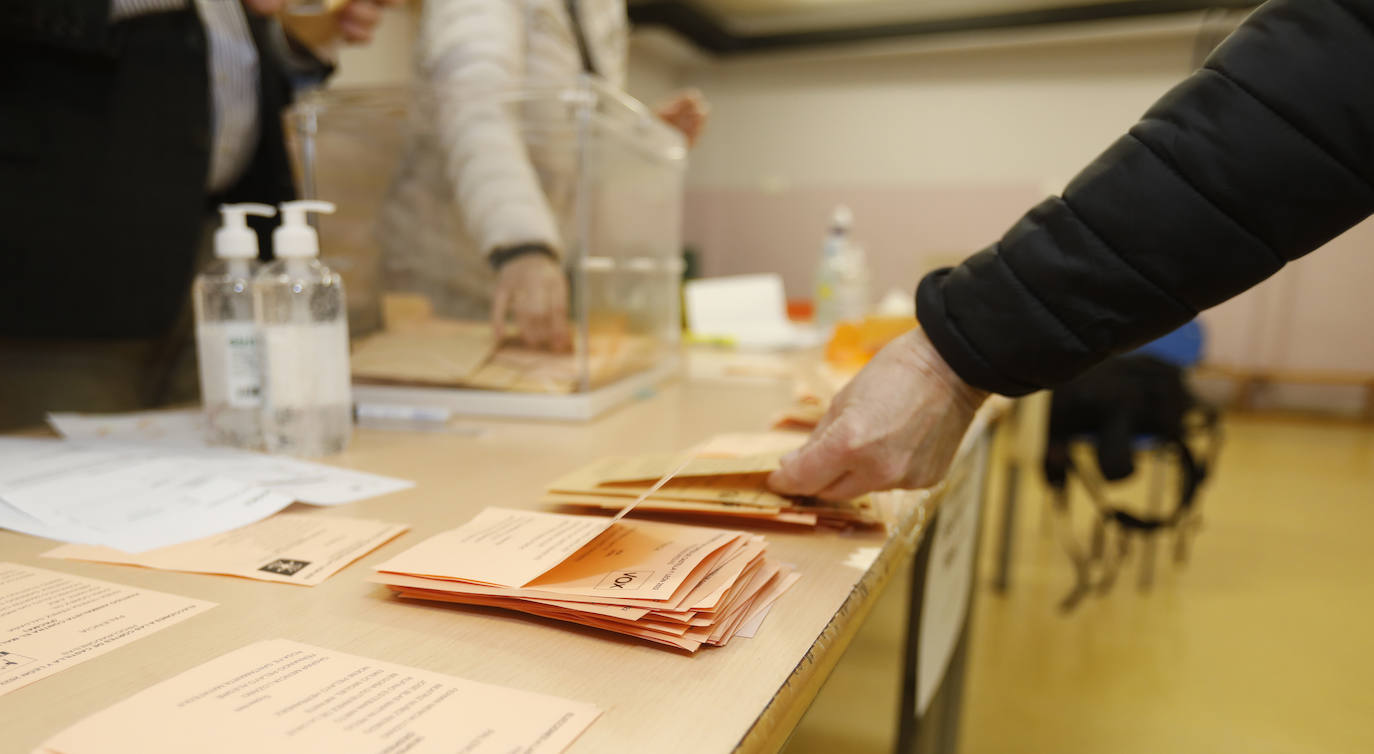 Papeletas y gel hidroalcohólico en una mesa electoral de Palencia. 