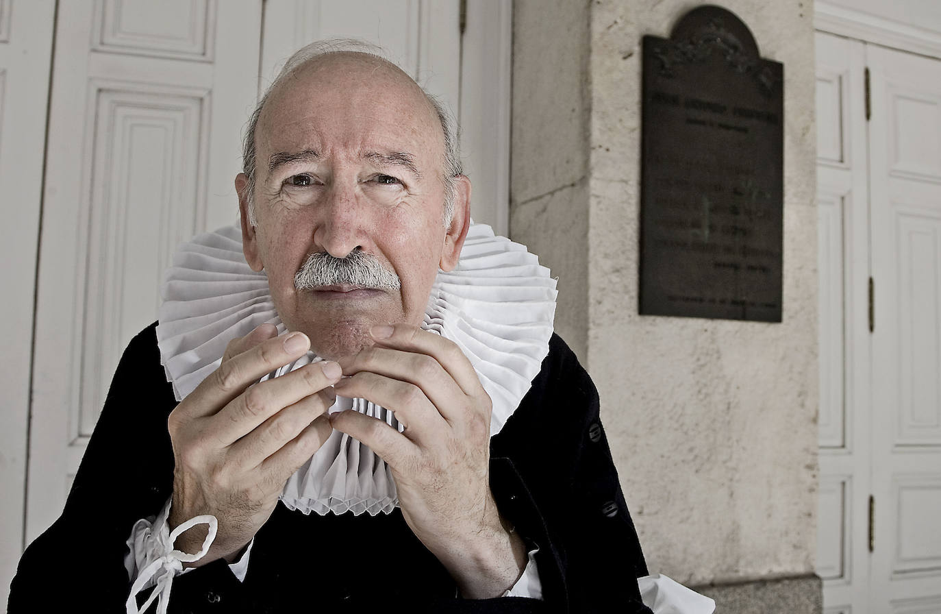 Juan Antonio Quintana disfrazado del avaro de Moliere junto a la placa que lleva su nombre en la fachada del Teatro Calderón de Valladolid.