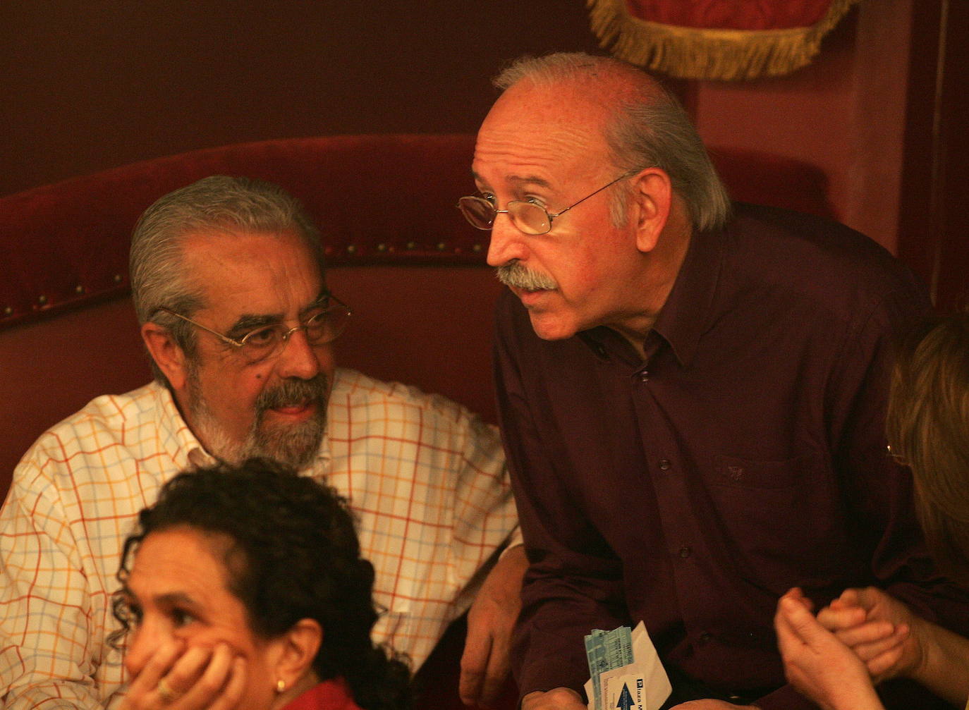 Juan Antonio Quintana junto al exalcalde de Valladolid Tomás Rodríguez Bolaños (fallecido en 2018) en un concierto de Joan Manuel Serrat en el Teatro Calderón de Valladolid en 2005.