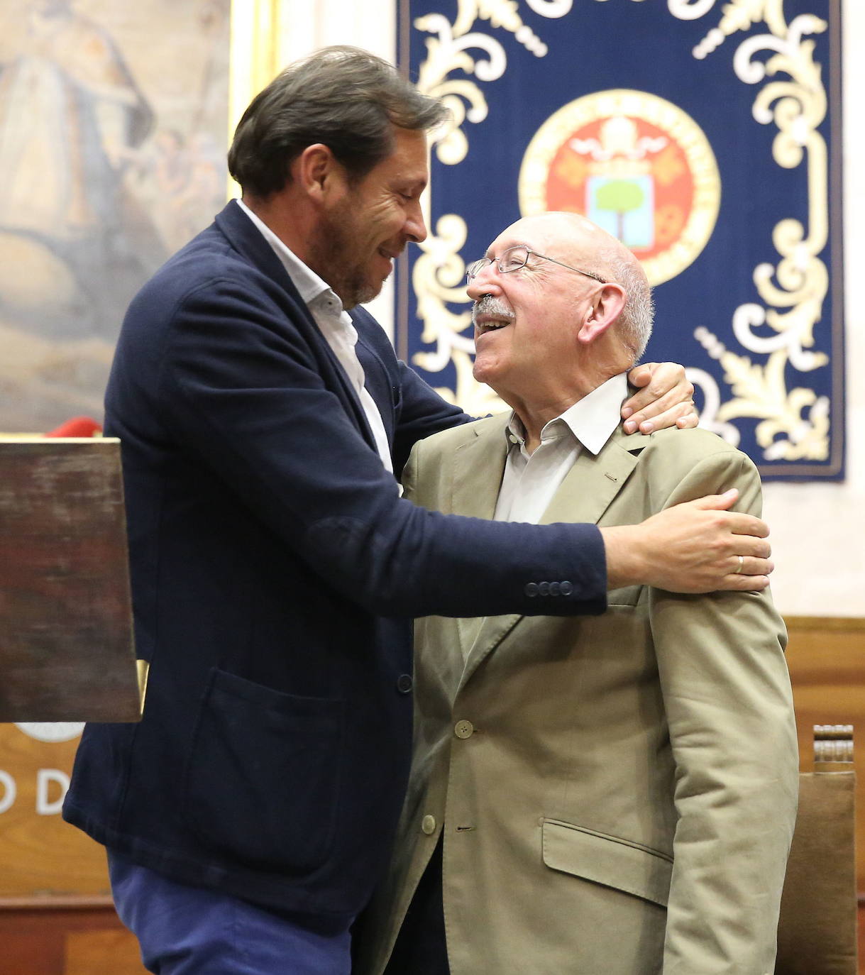 El alcalde de Valladolid, Óscar Puente, felicita a Juan Antonio Quintana durante un homenaje Homenaje del Ateneo y la Universidad de Valladolid al actor el 31 de mayo de 2016. 