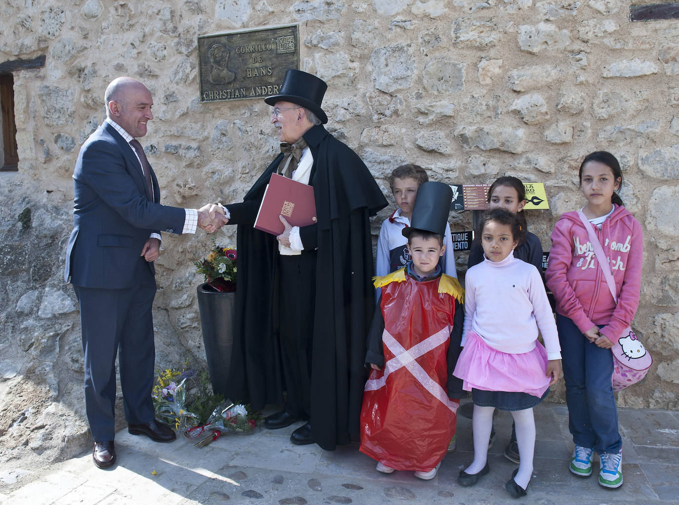 Jesús Julio Carnero saluda a Juan Antonio Quintana, caracterizado de Hans Christian Andersen, durante la celebracion del Día Internacional del Libro Infantil en Urueña en abril de 2012.