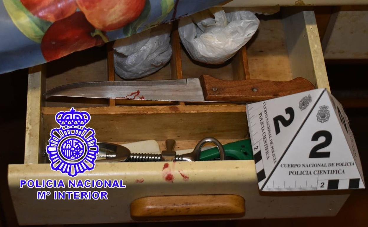 El cuchillo ensangrentado fue recuperado en un cajón de la vivienda del sospechoso. 