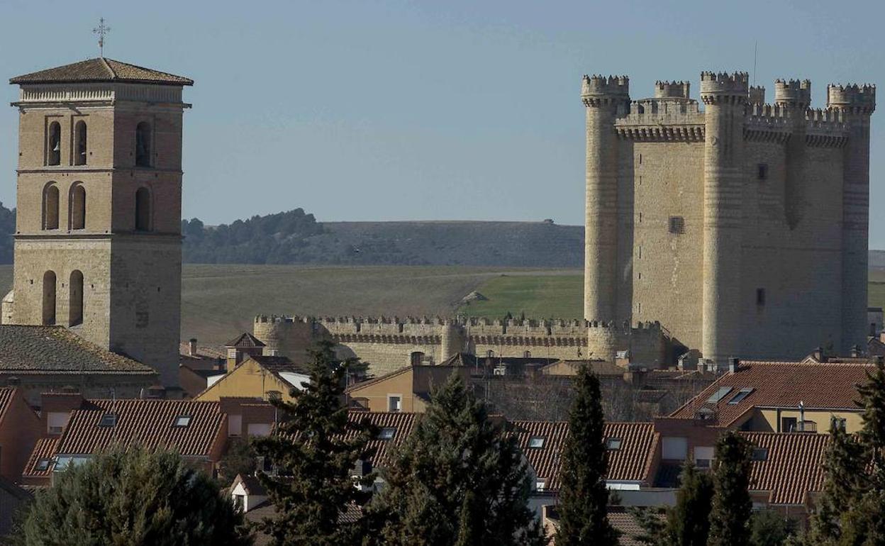 Vista general de Fuensaldaña y su castillo, sede de las Cortes durante 23 años. 