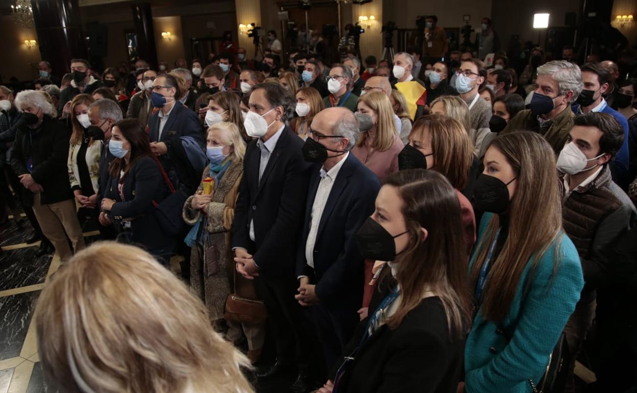 El alcalde de Salamanca y el presidente de la Diputación, en el centro, escuchan la intervención de Mañueco, este domingo. 