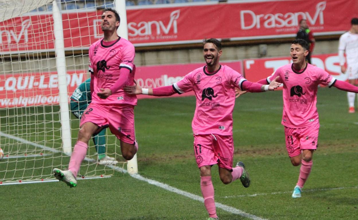 Jesús de Miguel celebra su gol ante la Cultural Leonesa junto a Rayco. 