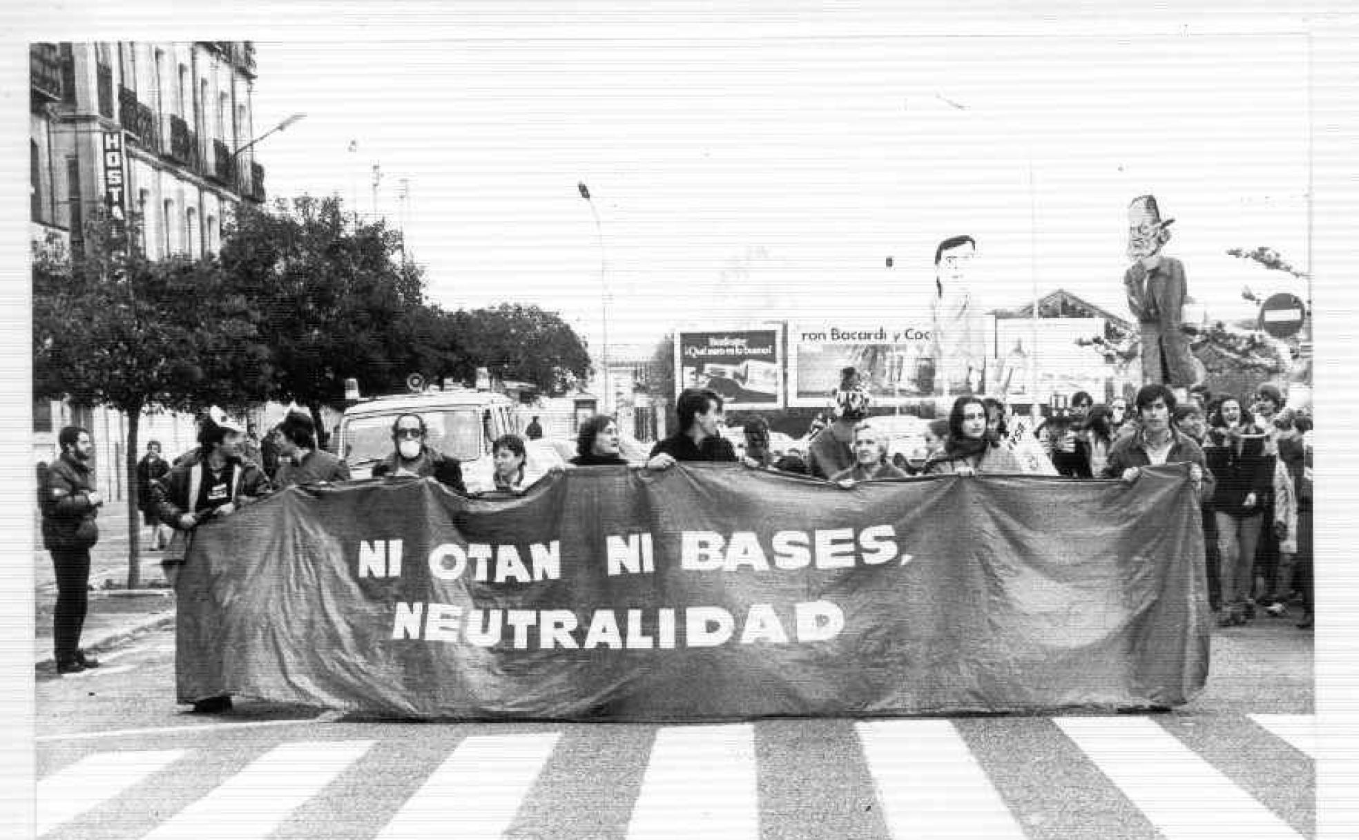 Cabecera de la manifestación celebrada en la capital vallisoletana contra la OTAN.