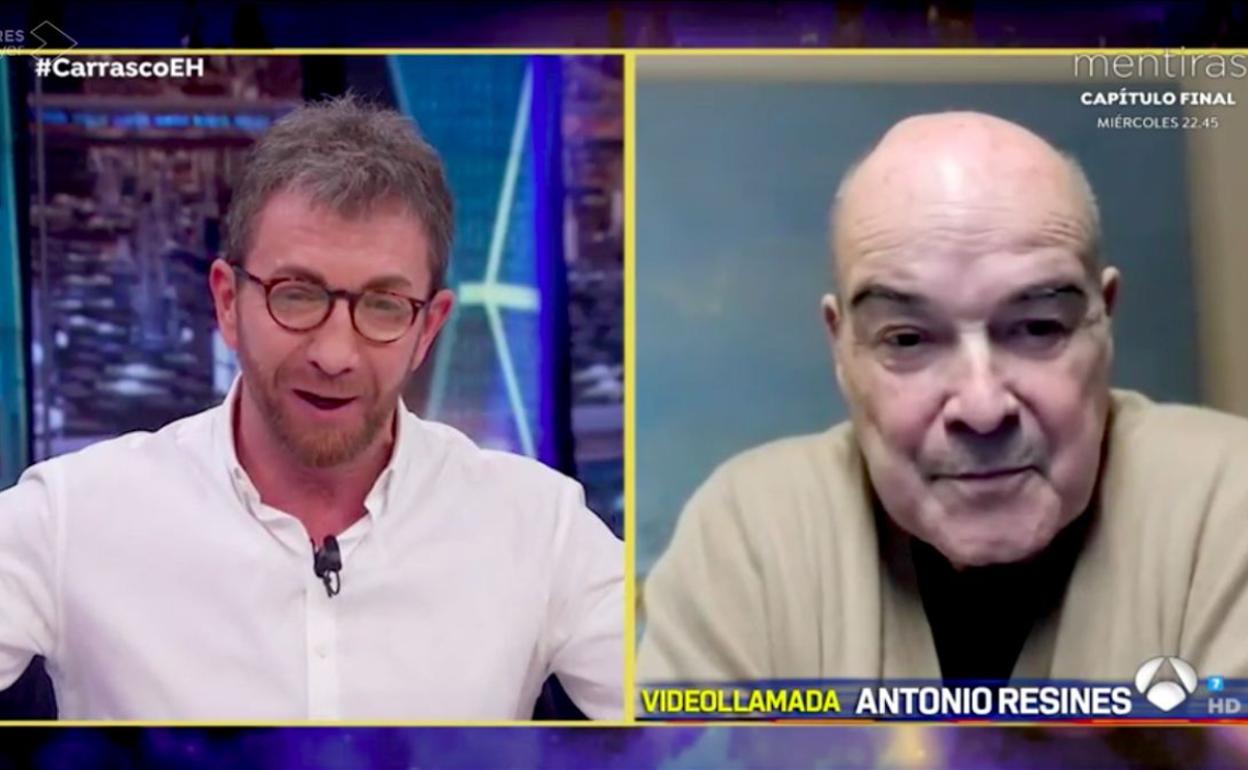 Pablo Motos y Antonio Resines durante la entrevista por videollamada. 