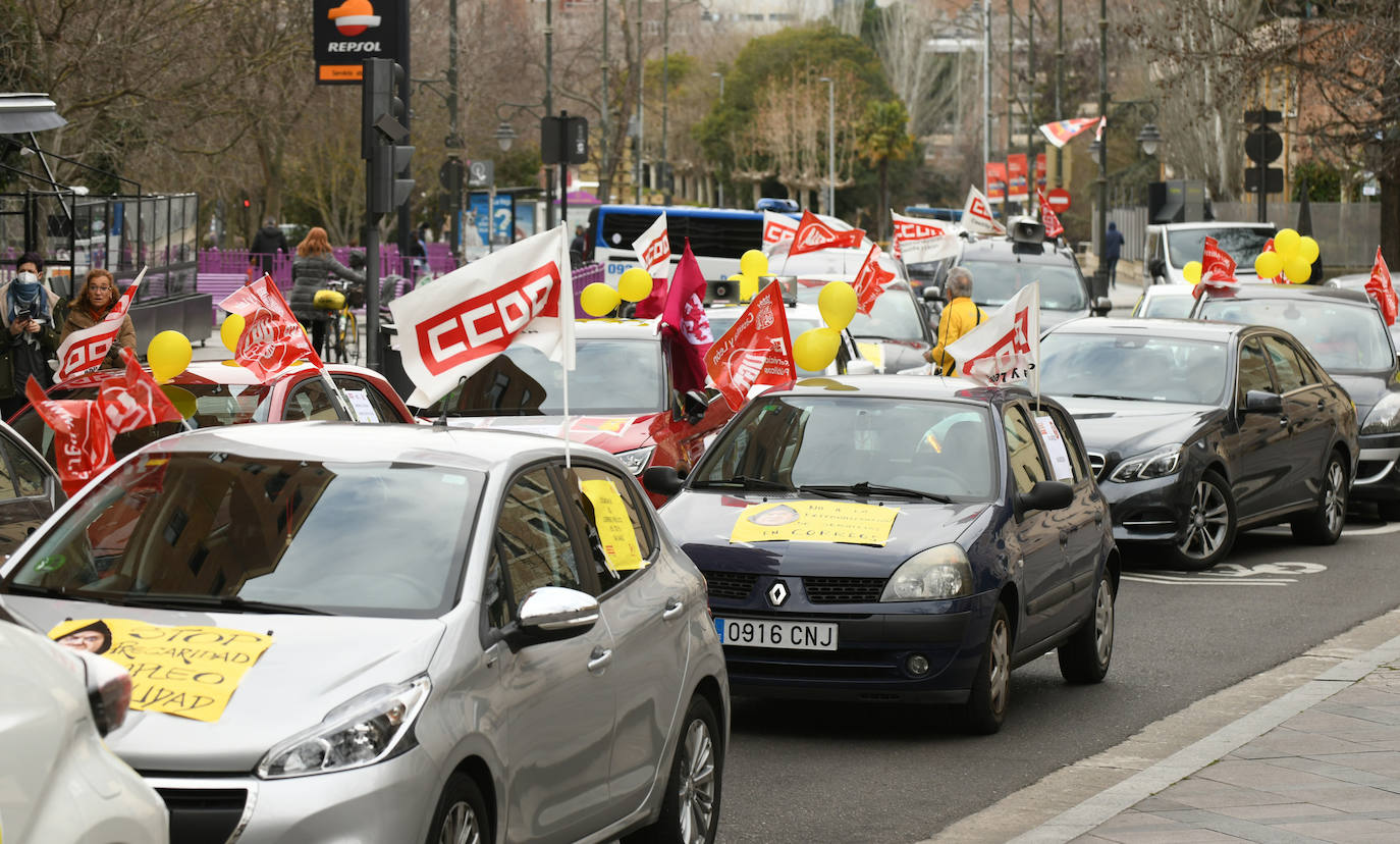 Fotos: UGT y CCOO salen a la calle en Valladolid para denunciar «el desmantelamiento de Correos»