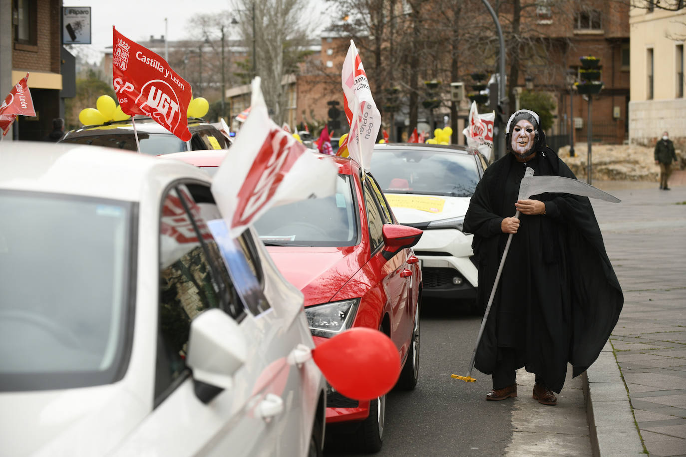 Fotos: UGT y CCOO salen a la calle en Valladolid para denunciar «el desmantelamiento de Correos»