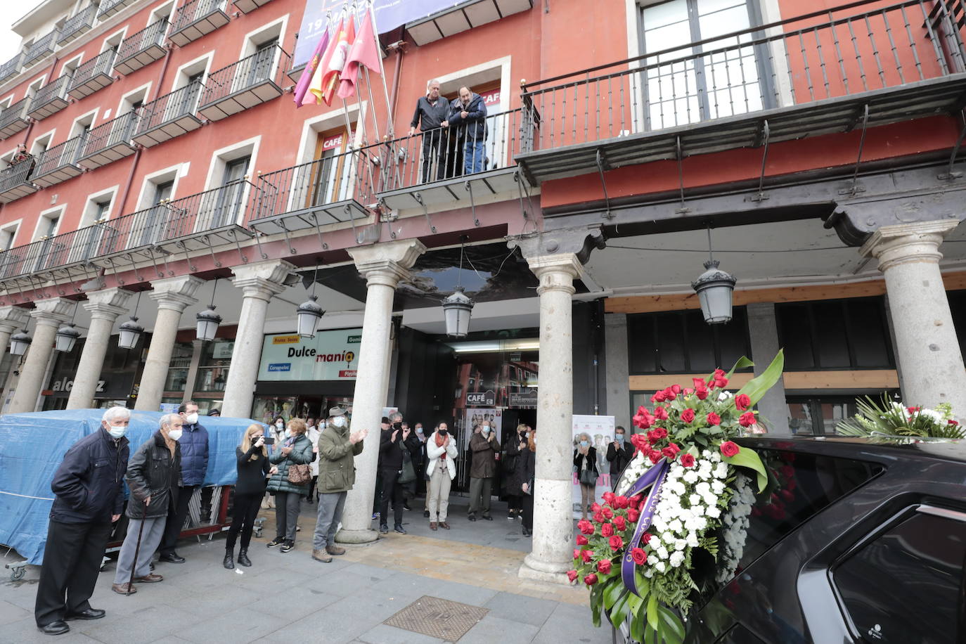 Fotos: Capilla ardiente de Juan Antonio Quintana en el Teatro Zorrilla (1/2)