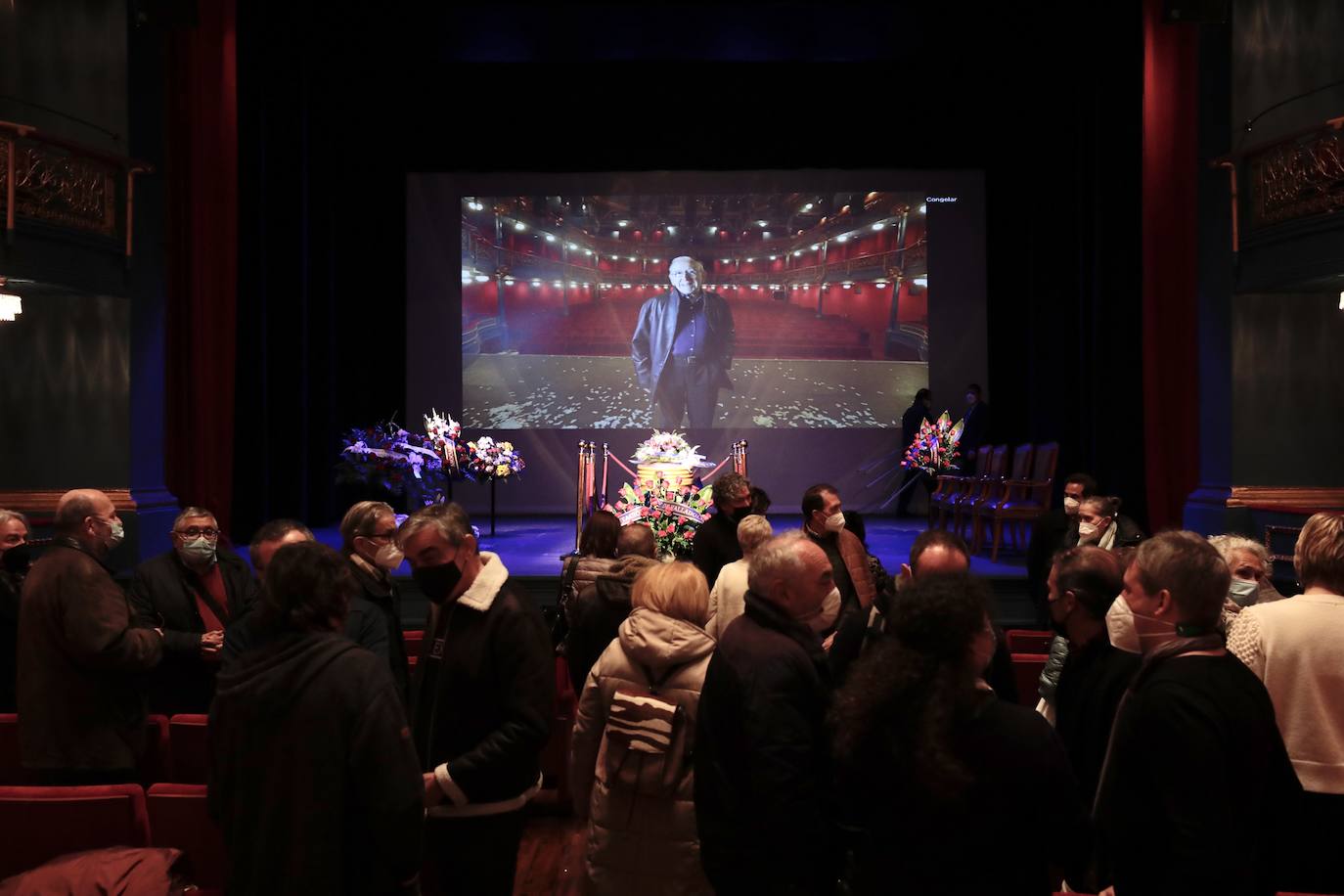 Fotos: Capilla ardiente de Juan Antonio Quintana en el Teatro Zorrilla (1/2)