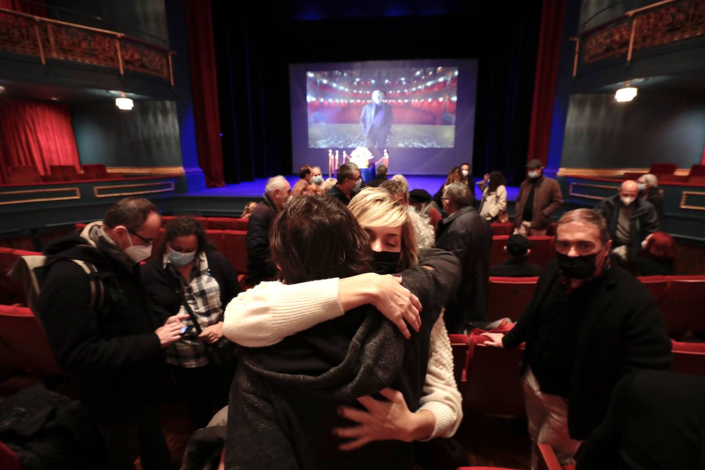 Fotos: Capilla ardiente de Juan Antonio Quintana en el Teatro Zorrilla (1/2)